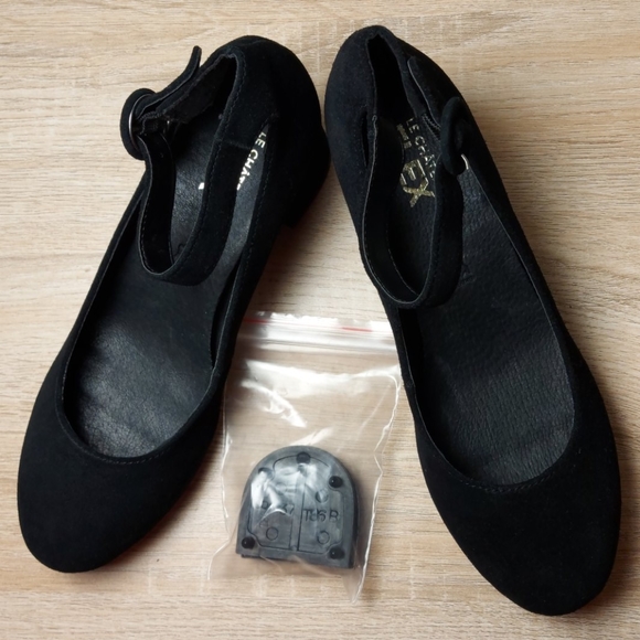 Le Château black heals with strap - Picture 3 of 3